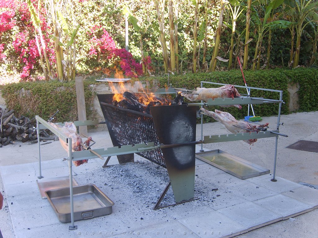UN MECHOUI AVEC LES AMIS PN D ANDALOUSIE 9 05 2013 A MOJACA (7) 3 AGNEAUX EN MEME TEMPS.JPG -  